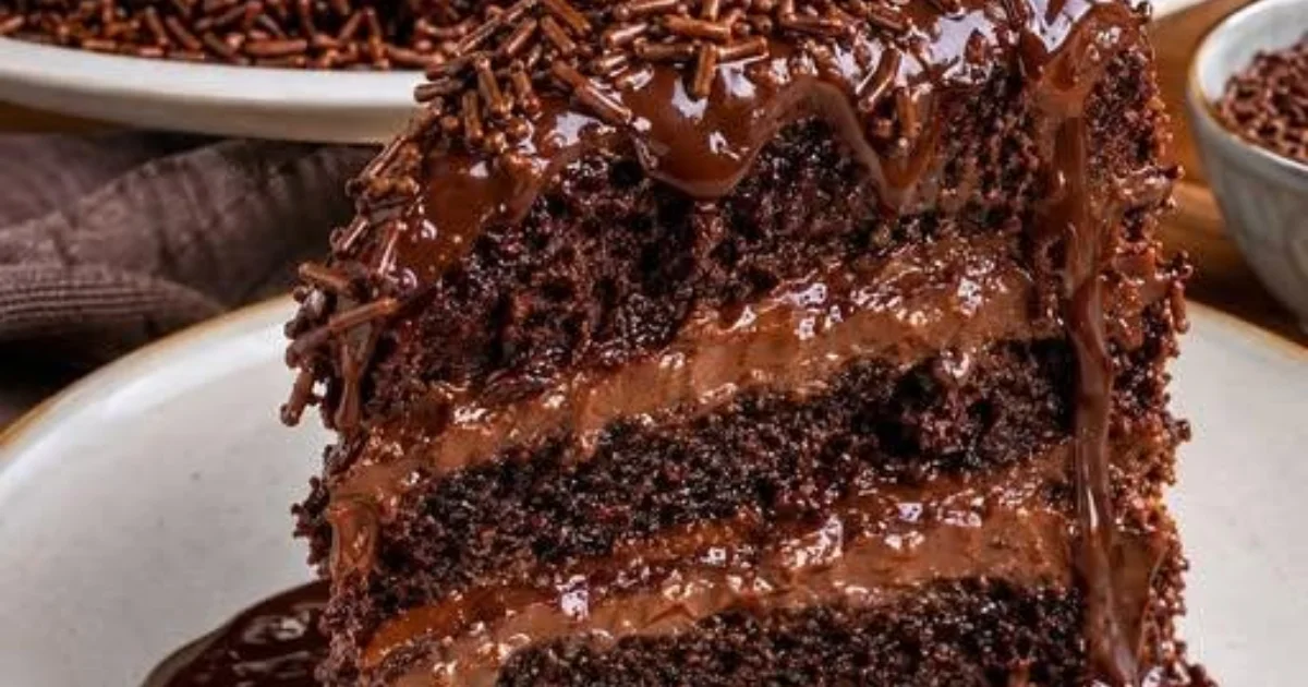 Bolo de chocolate recheado uma receita irresistível, fofinha e com muito recheio cremoso