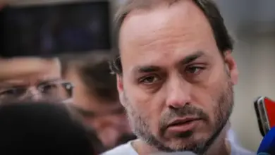 Carlos Bolsonaro visita o pai e revela detalhe sobre o estado físico de Jair Bolsonaro