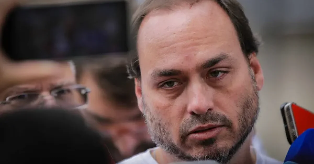 Carlos Bolsonaro visita o pai e revela detalhe sobre o estado físico de Jair Bolsonaro