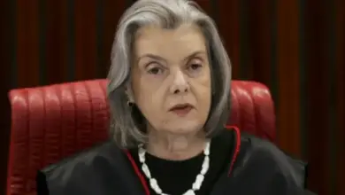 Cármen Lúcia menciona Nossa Senhora durante sessão