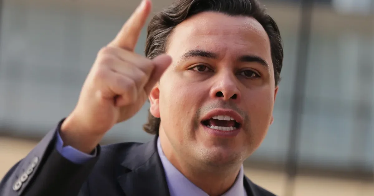 Chiquini aciona a PGR após declarações de Janones e Lindbergh sobre Flávio Bolsonaro