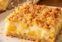 Crumble cremoso de abacaxi sobremesa irresistível com uma camada crocante por cima