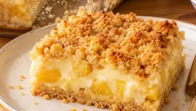 Crumble cremoso de abacaxi sobremesa irresistível com uma camada crocante por cima