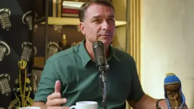 Decisão de Flávio Bolsonaro às vésperas do debate da Globo movimenta a campanha
