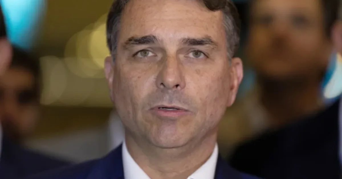 Durante entrevista no JN, Flávio Bolsonaro evita críticas a ministro e mira Alexandre de Moraes