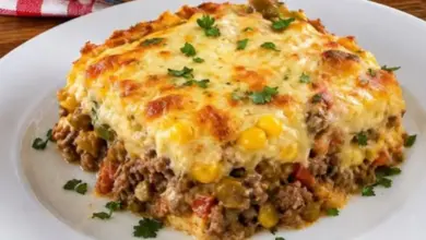 Escondidinho de carne moída cremoso, bem temperado e com queijo gratinado