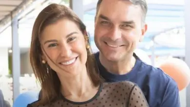 Esposa de Flávio Bolsonaro faz pergunta inesperada ao vivo
