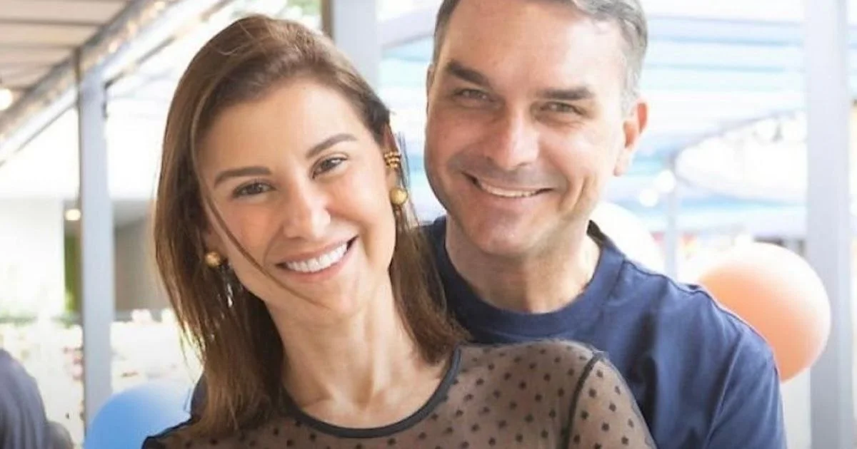 Esposa de Flávio Bolsonaro faz pergunta inesperada ao vivo
