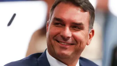 Ex-agente da CIA relata possível ação dos EUA em favor de Flávio Bolsonaro