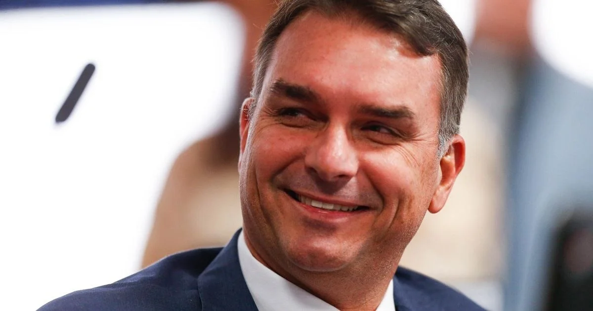 Ex-agente da CIA relata possível ação dos EUA em favor de Flávio Bolsonaro