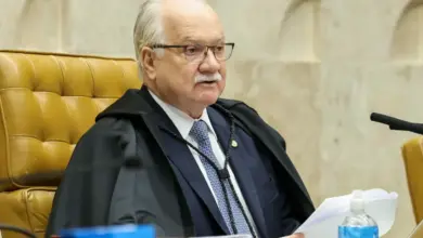 Fachin rejeita pedido de Flávio Bolsonaro e mantém Dino em processos ligados a Lula e à eleição