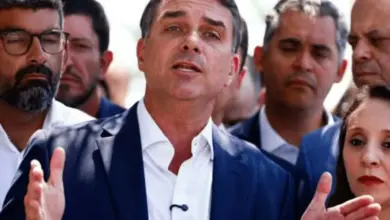 Falha em propaganda eleitoral de Flávio Bolsonaro chama atenção