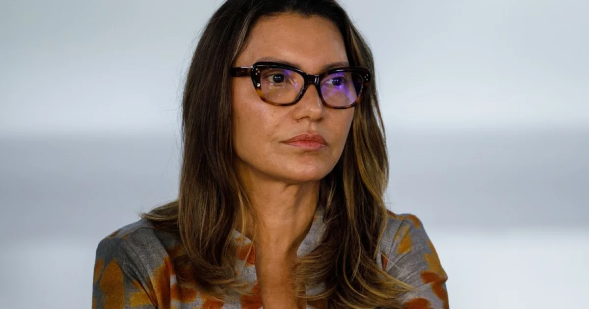 Flávio aciona TSE e acusa Janja de fake news sobre fim de programas sociais