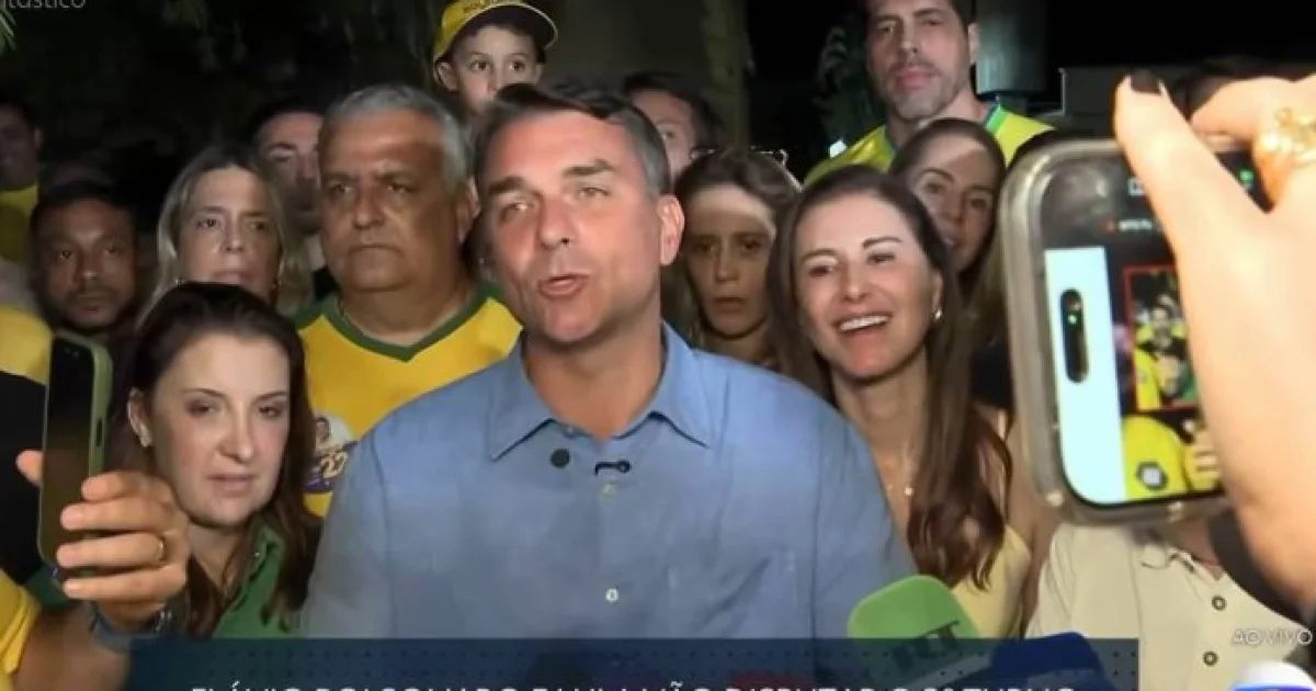 Flávio Bolsonaro celebra liderança no 1º turno e manda recado: O Brasil deseja mudança