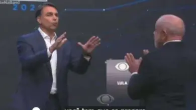 Flávio Bolsonaro confronta Lula durante debate, relembra condenações e provoca reação do presidente