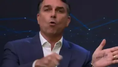 Flávio Bolsonaro escreve palavra na mão durante debate com Lula e chama atenção nas redes