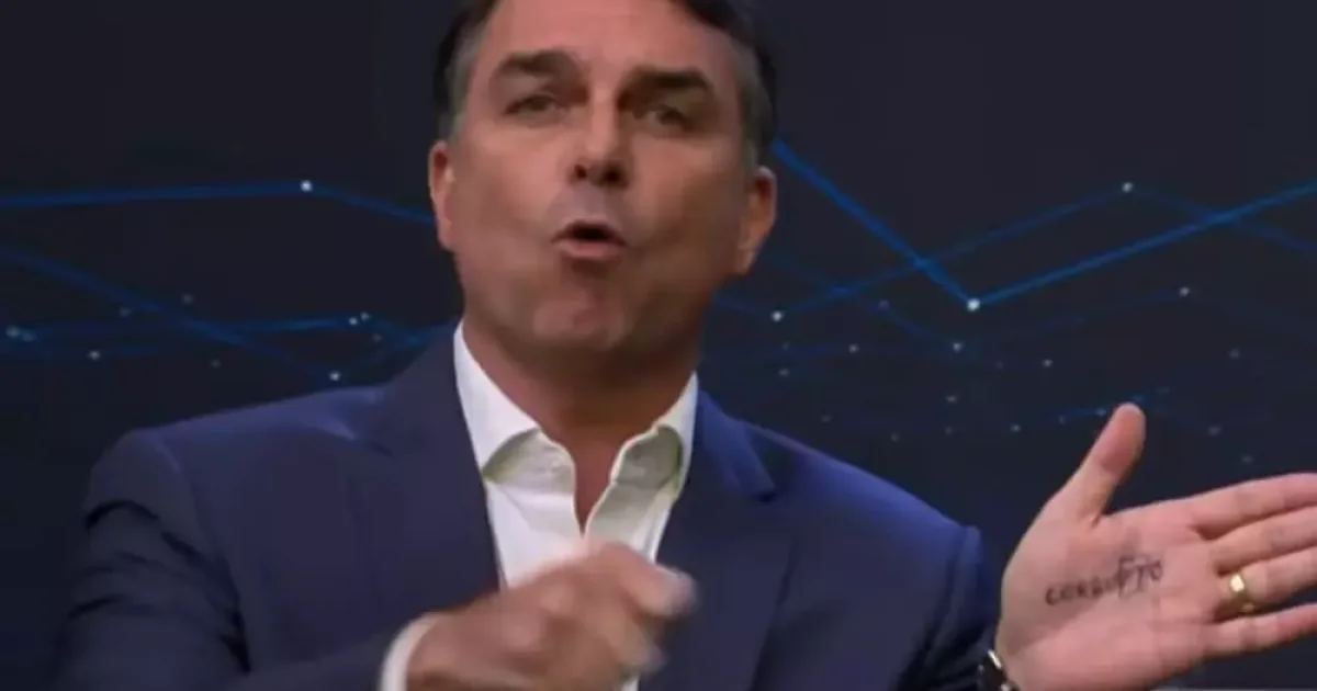 Flávio Bolsonaro escreve palavra na mão durante debate com Lula e chama atenção nas redes