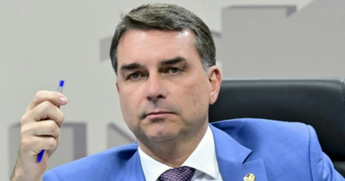 Flávio Bolsonaro fala sobre o futuro do Farmácia Popular