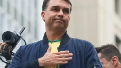 Flávio Bolsonaro faz apelo por votos e surpreende