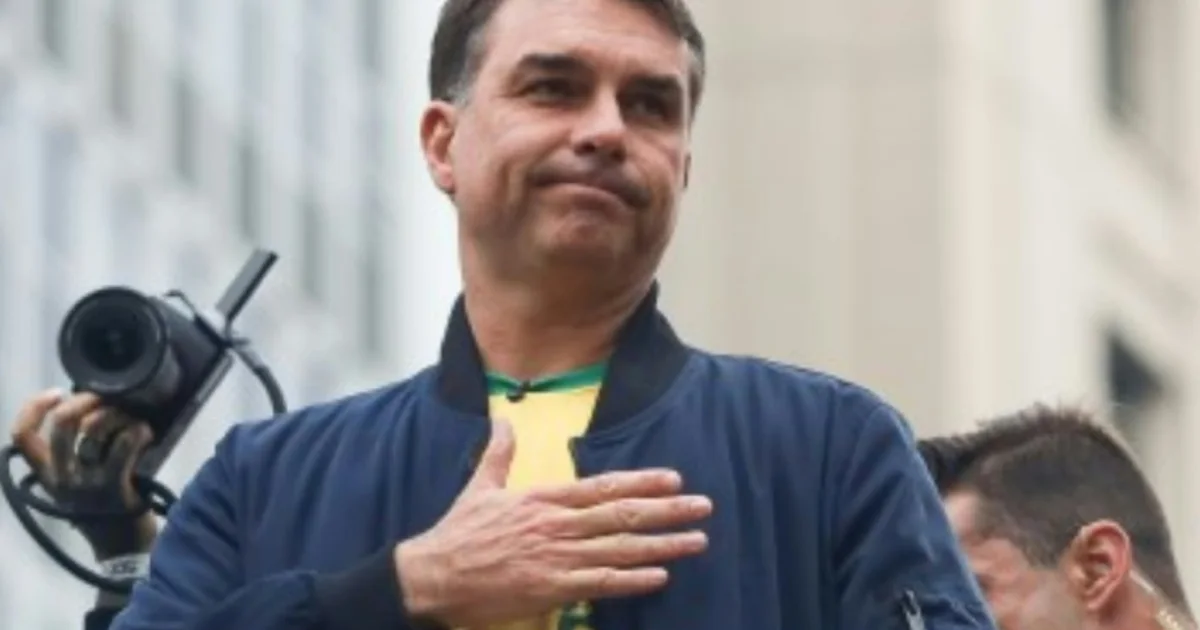 Flávio Bolsonaro faz apelo por votos e surpreende