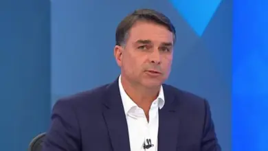 Flávio Bolsonaro faz promessa durante sabatina no JN e explica mudança de posição