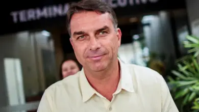 Flávio Bolsonaro pede renúncia de Moraes após decisão contra Eduardo
