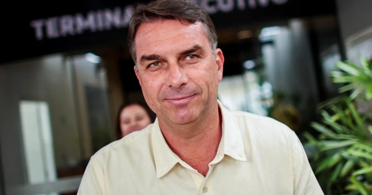 Flávio Bolsonaro pede renúncia de Moraes após decisão contra Eduardo