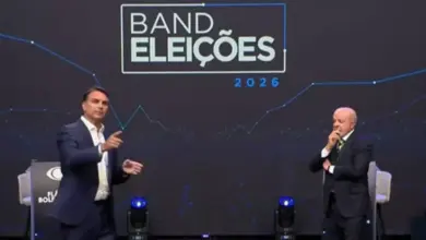 Flávio Bolsonaro questiona Lula sobre Roberta Luchsinger em debate, e presidente responde: ‘É um problema da PF’