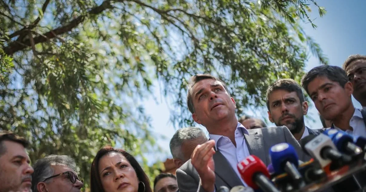 Flávio Bolsonaro reage a informação que preocupa aposentados e faz promessa durante campanha