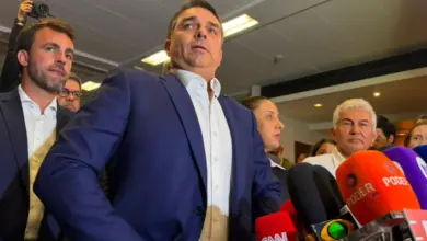Flávio Bolsonaro recebe orientação antes de debate na Globo e campanha evita novidades na reta final