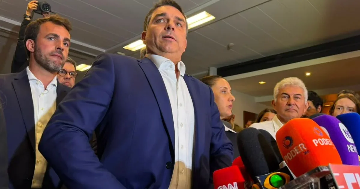 Flávio Bolsonaro recebe orientação antes de debate na Globo e campanha evita novidades na reta final