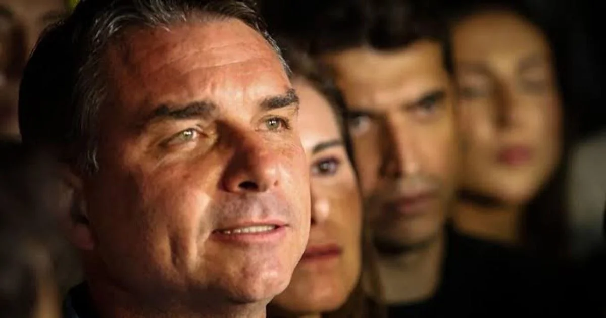 Flávio Bolsonaro supera em 5 milhões a votação do pai no 1º turno