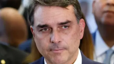 Flávio Bolsonaro vira alvo de acusações após apelo por votos durante eleição
