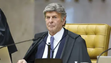 Fux requer acesso a inquéritos de Moraes para avaliar ação que pode anular condenação de Bolsonaro