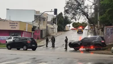 Homem armado invade escola e mantém crianças reféns em Curitiba