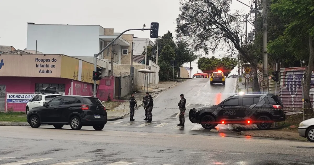 Homem armado invade escola e mantém crianças reféns em Curitiba