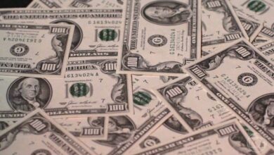 Ibovespa despenca mais de 15% após circuit breaker e dólar toca R$ 5,60 em pregão de forte estresse
