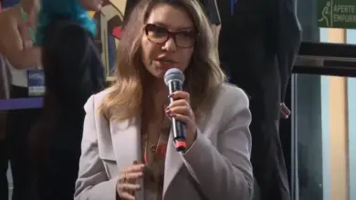 Janja bate boca em protesto em Minas e solta xingamento no microfone