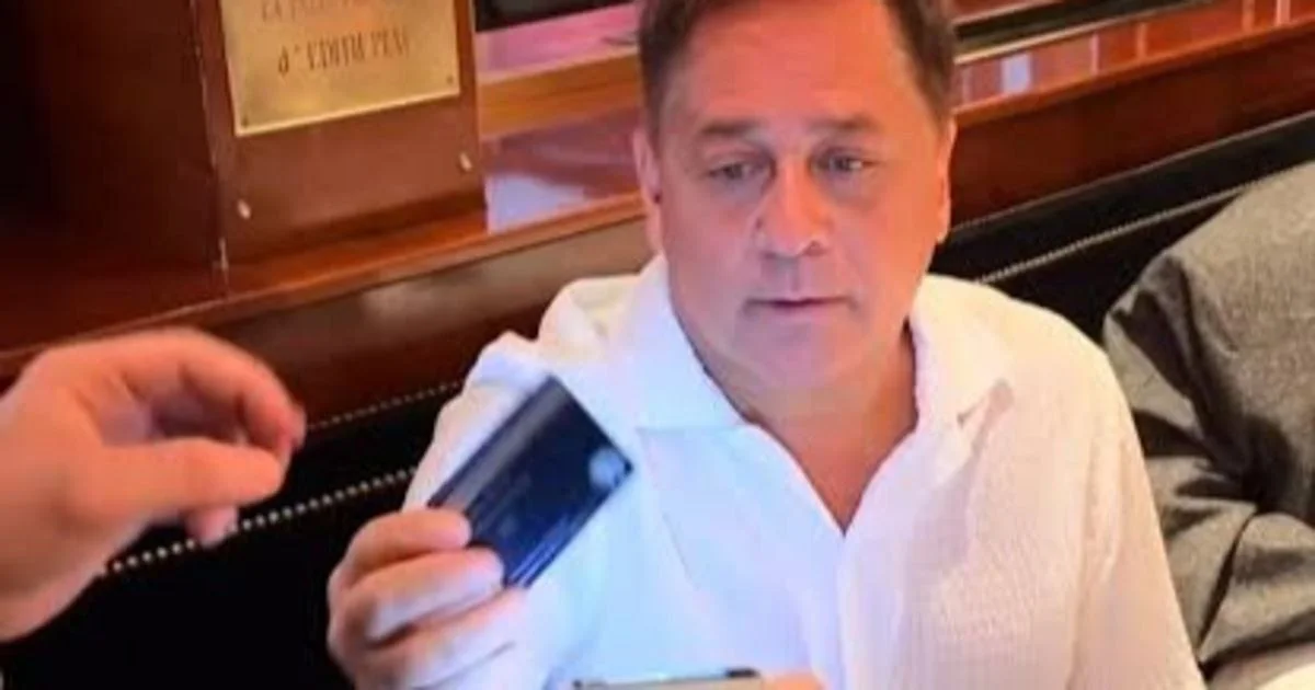 Leonardo enfrenta dificuldade com cartão em restaurante e cena viraliza