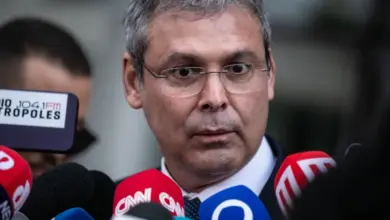 Lindbergh pede à PF que inclua Flávio em investigação de fraude no INSS
