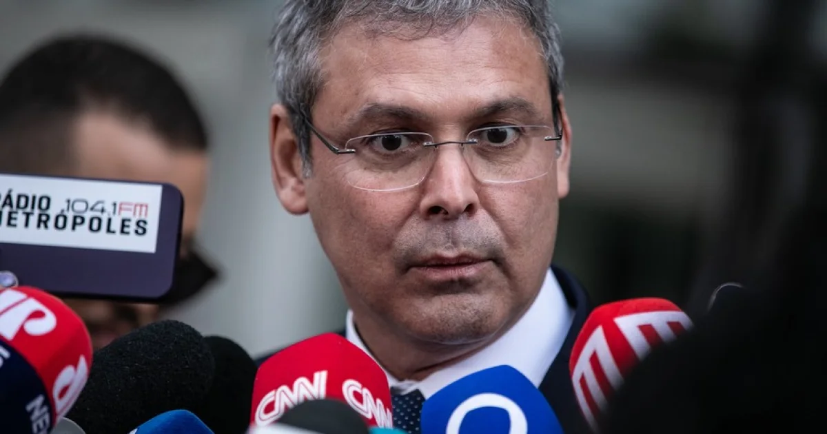 Lindbergh pede à PF que inclua Flávio em investigação de fraude no INSS