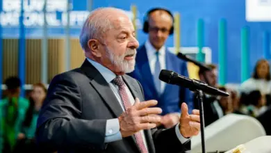 Lula acusa TSE de excesso e promete ampliar canal no WhatsApp