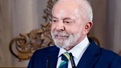 Lula confirma presença em debate, e Band toma decisão sobre ausência de Flávio