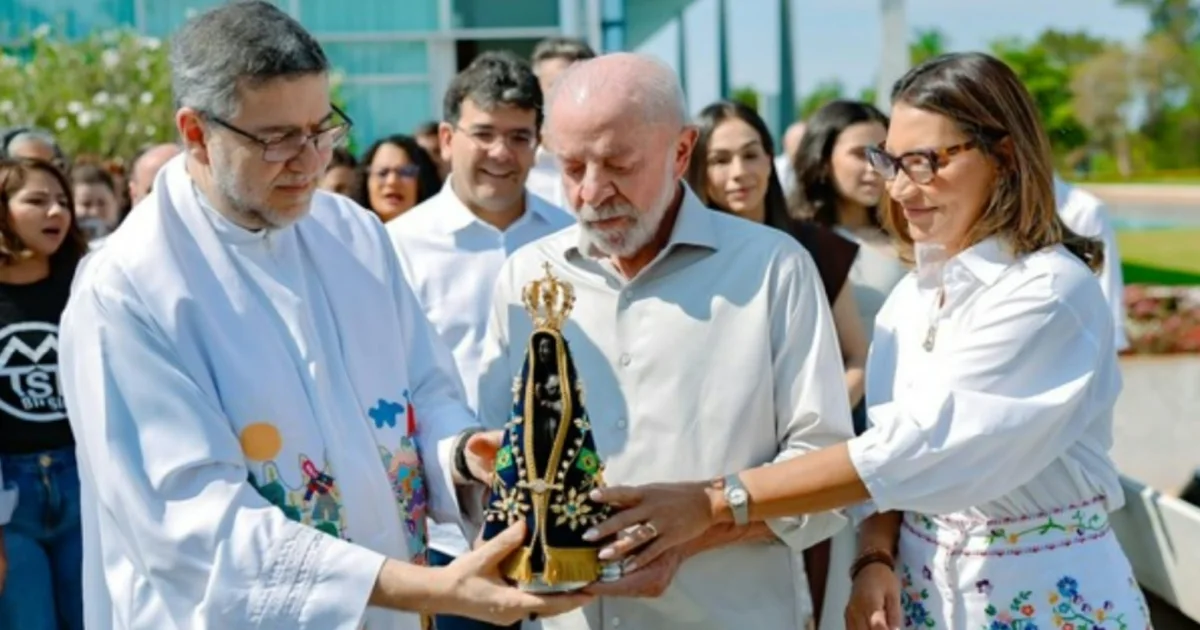 Lula participa de missa com Janja e faz declaração