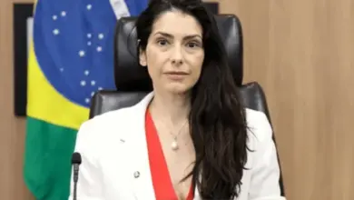 Ministra do TSE ganha destaque após decisão em debate e passado no governo Lula