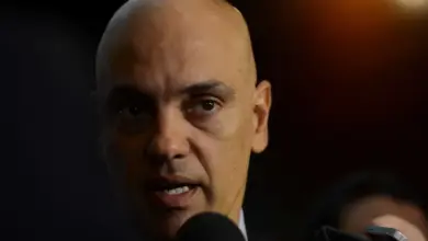 Moraes envia à PGR pedido de Bolsonaro para liberar visita de Flávio antes do fim da suspensão