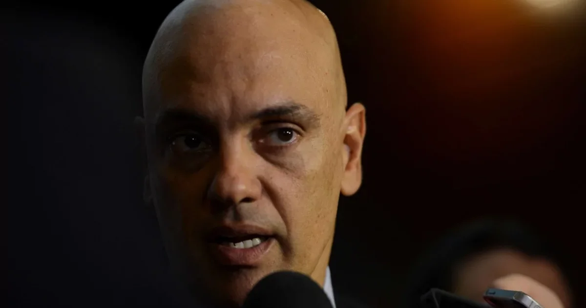 Moraes envia à PGR pedido de Bolsonaro para liberar visita de Flávio antes do fim da suspensão