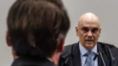 Moraes libera visitas de Flávio a Jair Bolsonaro, mas mantém veto a uso político dos encontros