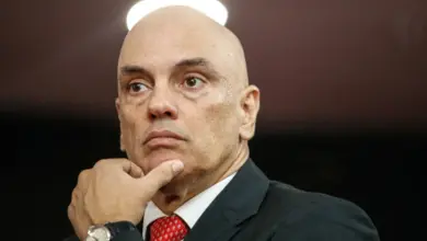 Moraes manda prender Eduardo Bolsonaro, cancela passaportes e decisão amplia novo embate com aliados do ex-presidente