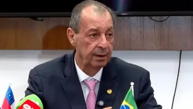 Omar Aziz se irrita com assessor de adversária, dispara xingamento ao vivo e provoca confusão em debate no Amazonas